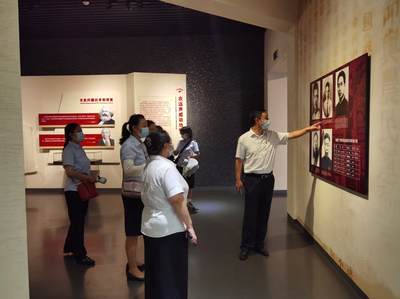 乘紅色雙層巴士 傳承紅色教育 重溫入黨誓詞 湖北公路客運集團主題黨日活動走進武漢革命博物館